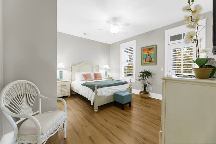 Queen Guest Room
2nd Floor