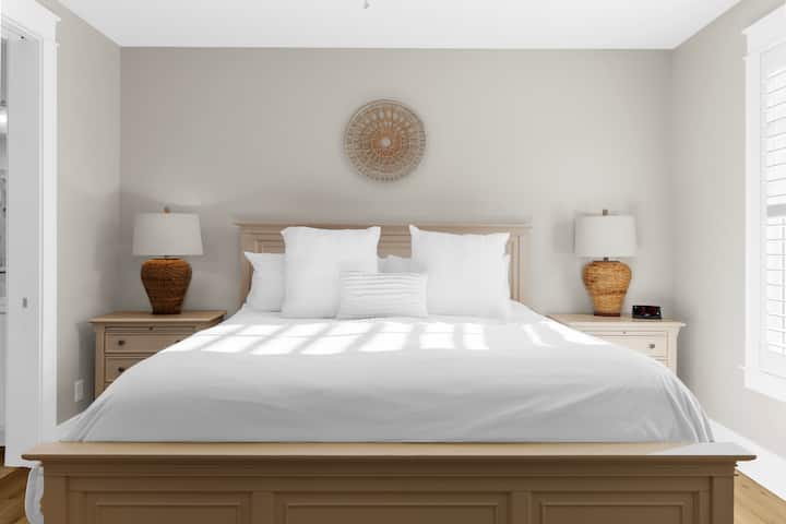 Master King Bedroom
1st Floor