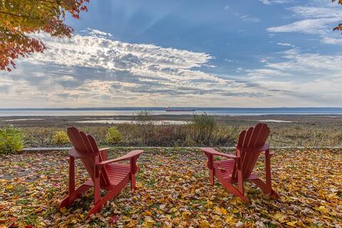 Waterfront Chalet & Beach, Île-Orléans, Quebec