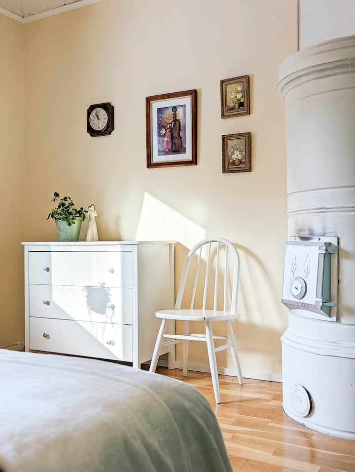 سريرين فرديين في غرفة النوم. 