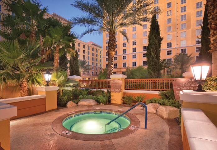 Grand Desert “3 BR Deluxe” – Las Vegas – Sleeps 10 gallery image 4