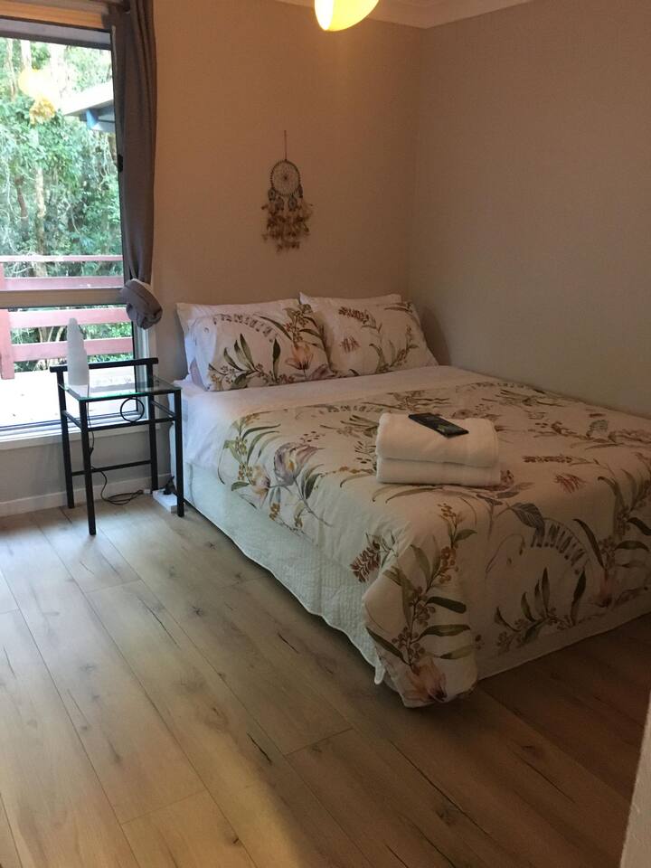 The Zen room 5 minute drive to Byron town centre Houses for Rent in