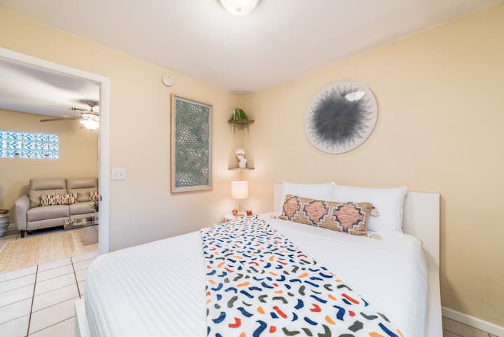 „Spite v luxuse v našej príjemnej spálni s manželskou posteľou, ktorá je určená pre maximálne pohodlie a relaxáciu.“
