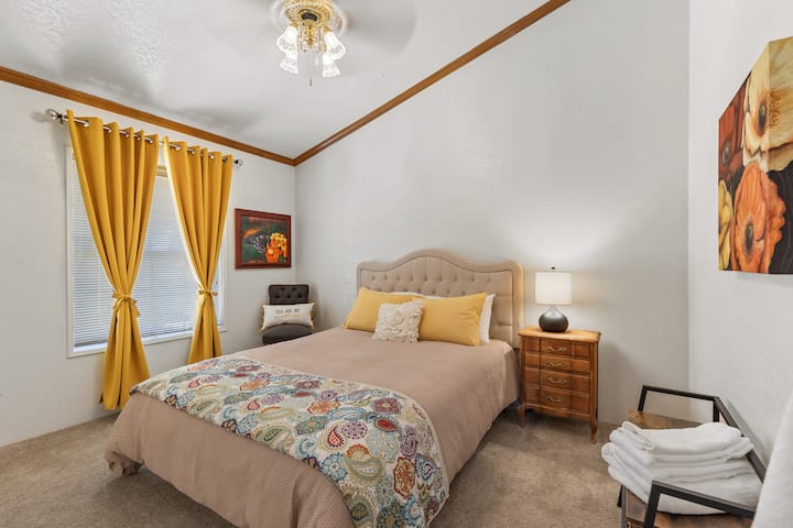  Habitación de mostaza con cama tamaño queen.