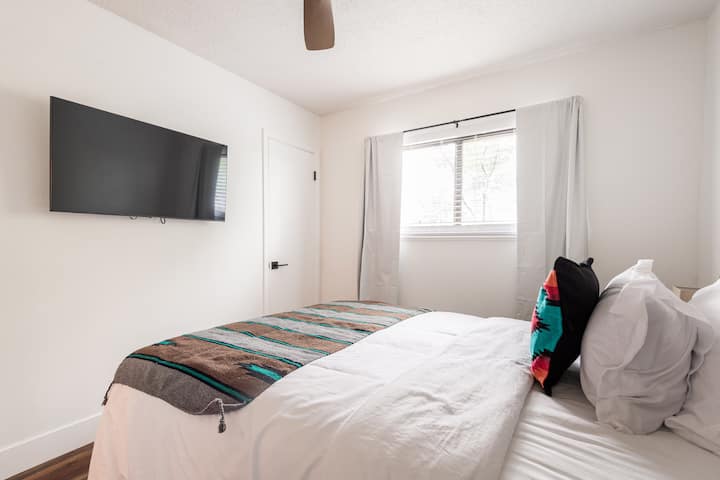 Საძინებელი 2 - საწოლი Queen, გარდერობი, კედელზე მიმაგრებული სმარტ-ტელევიზორი. Გაშალეთ ფარდები.