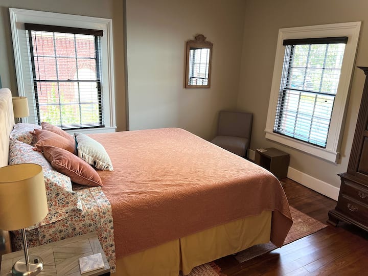 سرير كينج ميموري فوم مع حمام ملحق.