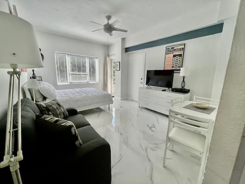 Top performing Airbnb: The Mantell Plaza South Beach Studio balcony 01. in Miami Beach