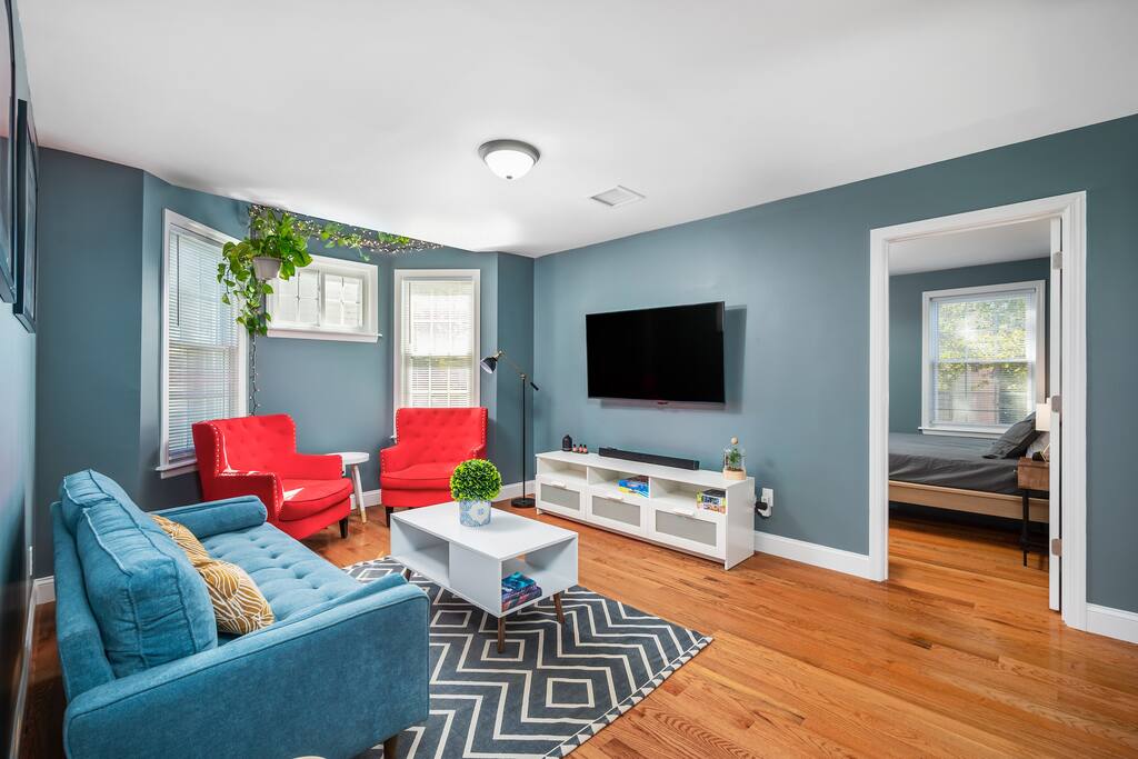 Airbnb Colorful, Comfy & Modern ~ Close to NYC ~ Parking!