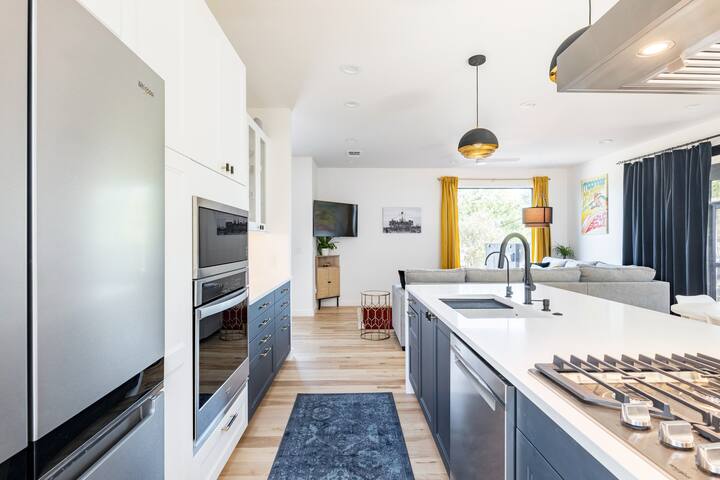 Large Private Modern House in Hip East ATX gallery image 3