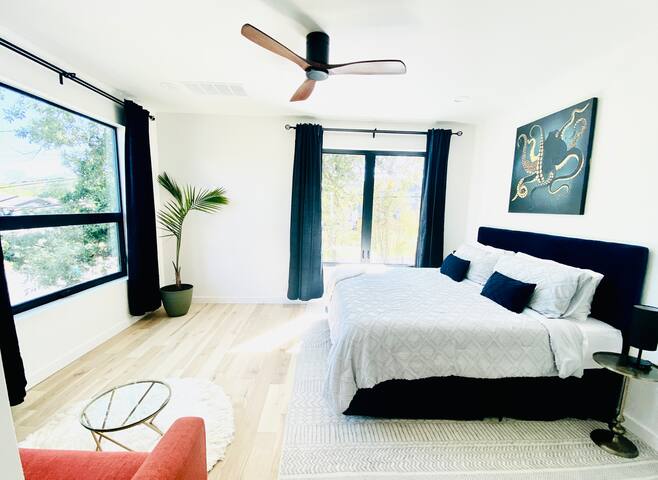 Large Private Modern House in Hip East ATX gallery image 5