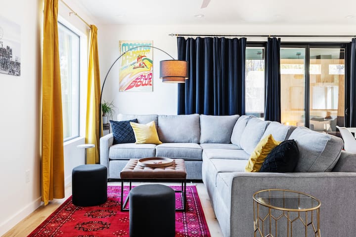 Large Private Modern House in Hip East ATX