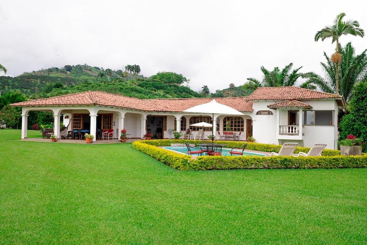 Country house with a swimming pool and an incredible view