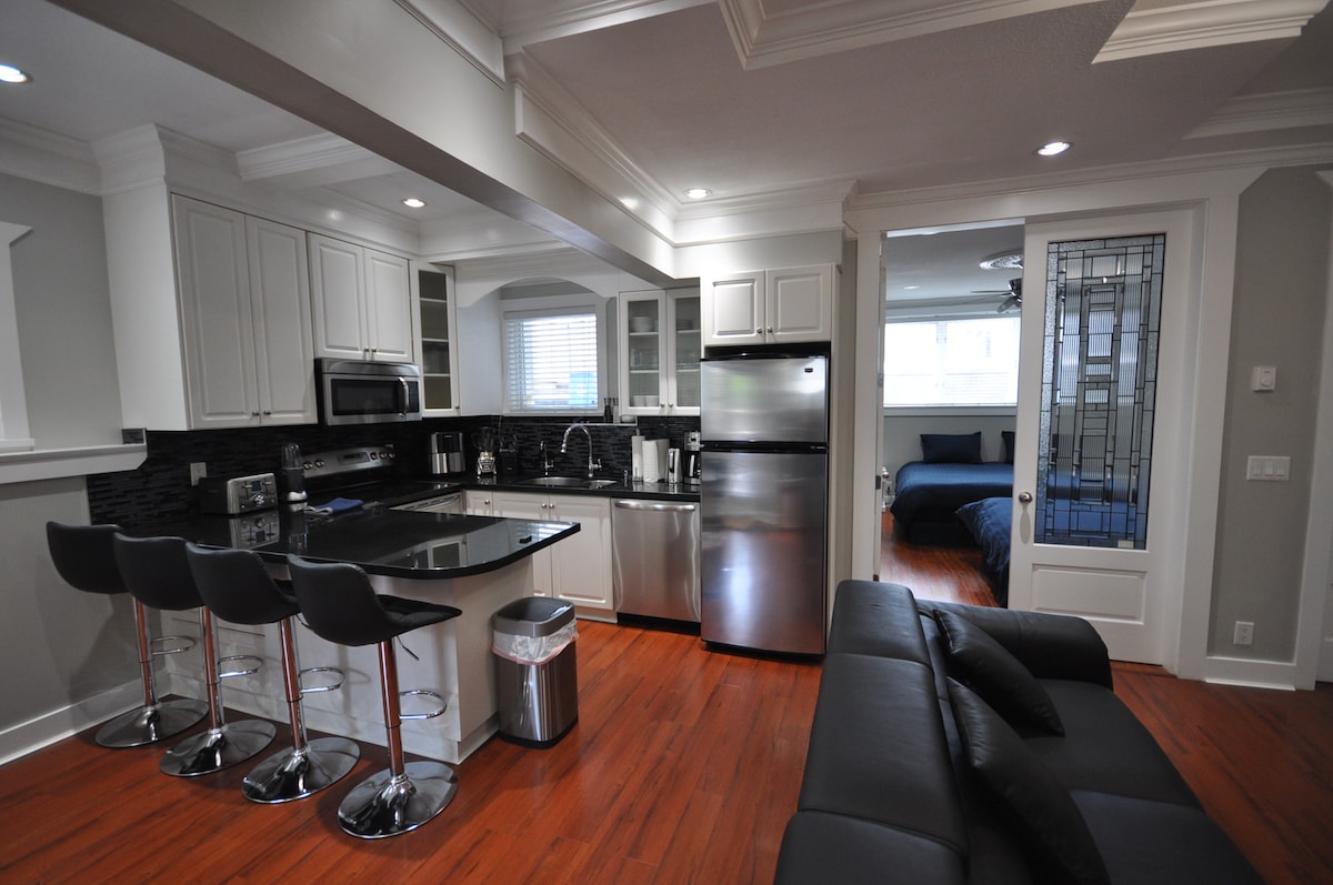 Kingsway Castle Suite — modern bathroom
