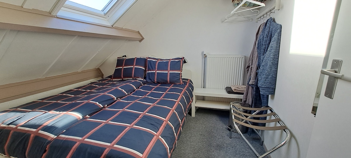 Соба 3, брачен кревет (широк 150-179 см).