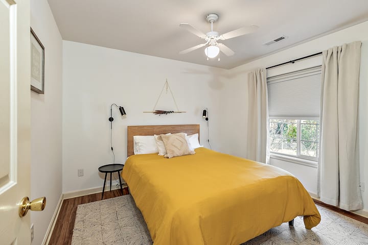 Segundo dormitorio con colchón Casper queen.