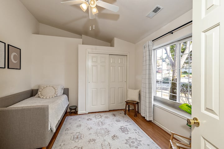 Tercer dormitorio con colchón de espuma doble.