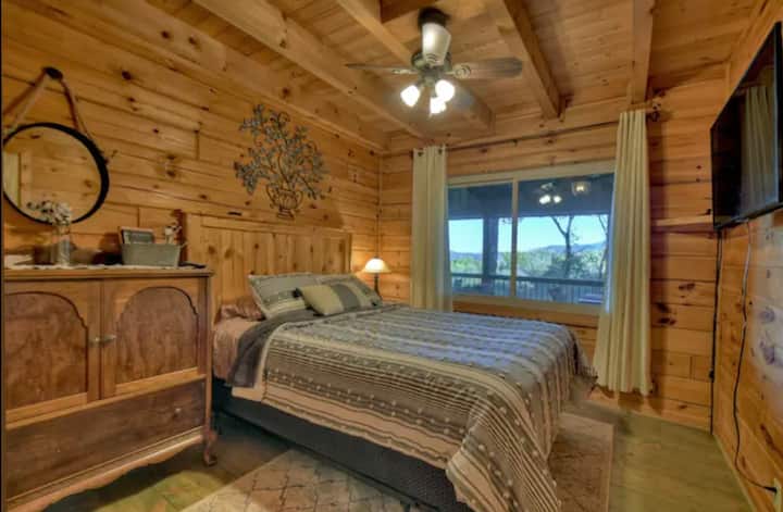 Spavaća soba za goste na glavnom katu s bračnim krevetom, tuš kabinom