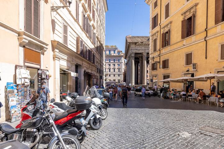 Pantheon house amazing location by Varental gallery image 2