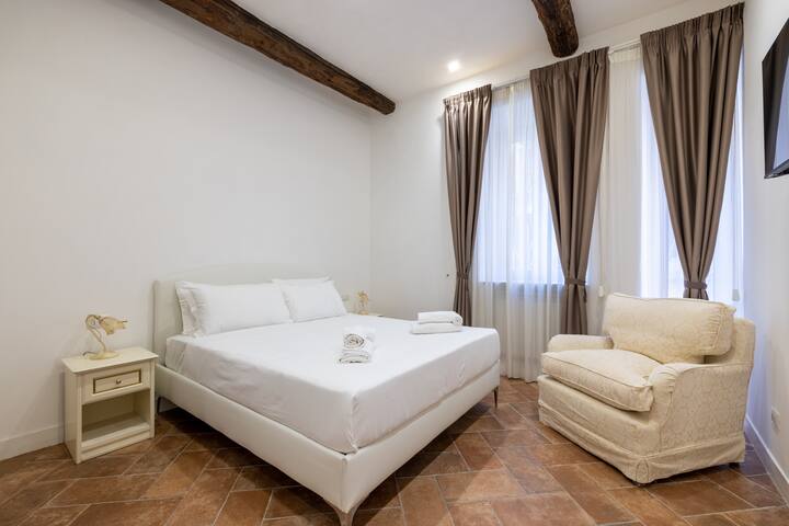 Pantheon house amazing location by Varental gallery image 4