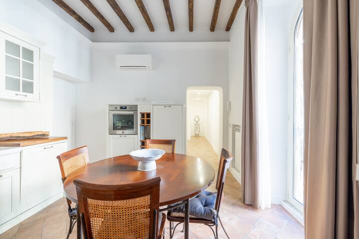 Pantheon house amazing location by Varental