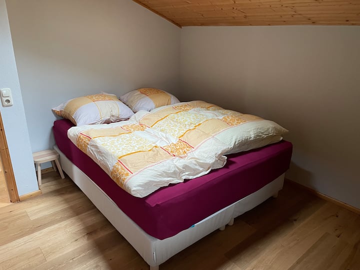 Dormitorio pequeño con somier