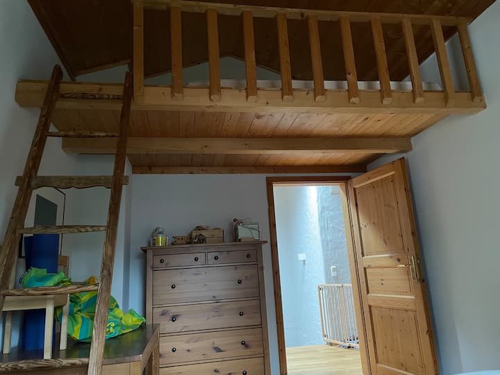 Dormitorio en la parte superior con litera (140x200 cm) en la inferior también (140x200 cm)