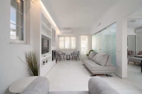 280m² Villa Near the Athenian Riviera