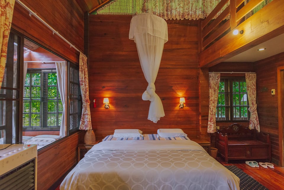 A teak cabin above a Chiang Mai valley, Mae Rim, Chiang Mai, Thailand, photo 7 of 10