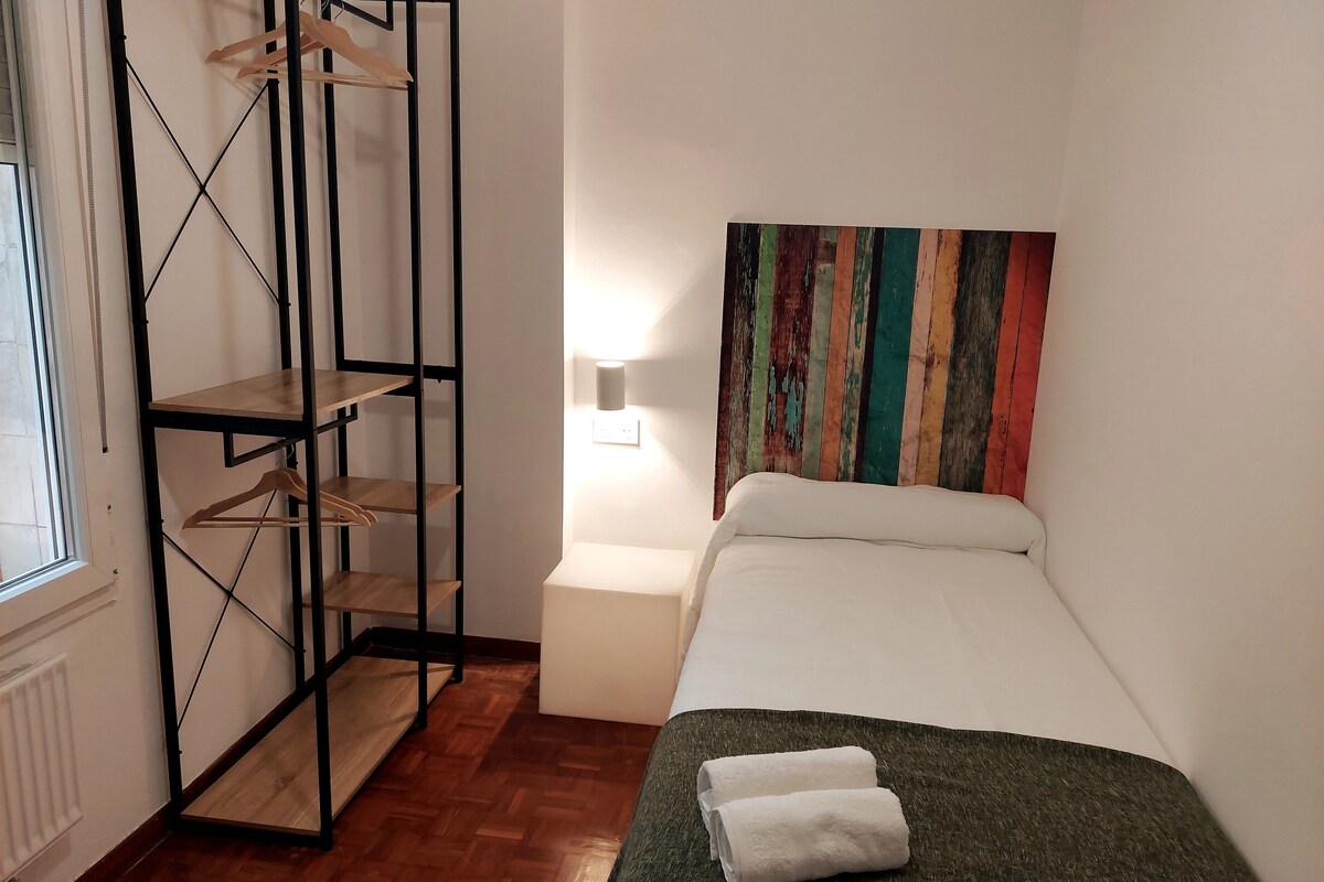 Голяма втора стая с 90 легла, изключително удобен матрак, място за съхранение, без шум и естествена светлина