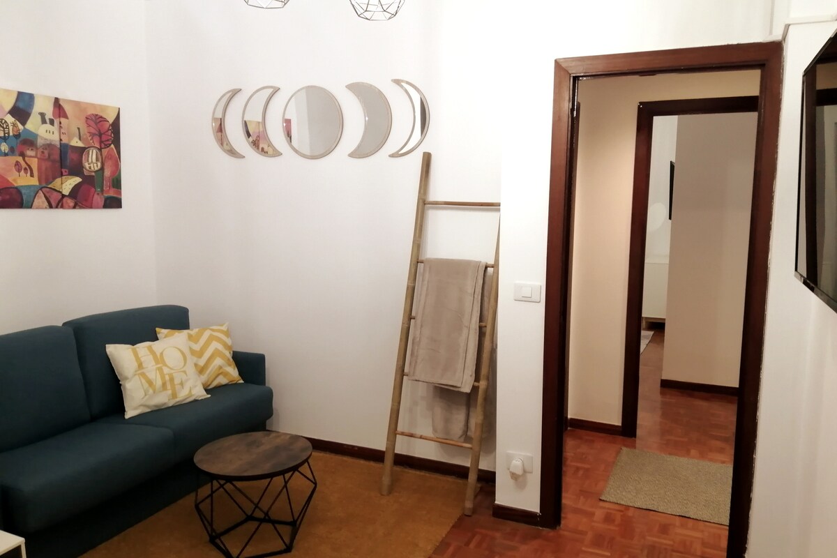 Просторна всекидневна с естествена светлина, тиха, с трапезария, удобен италиански разтегателен диван, голям смарт телевизор