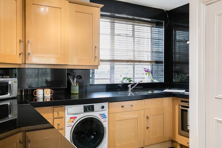 3-bedroom next to Hyde park gallery image 3