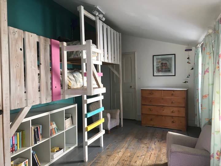 غرفة نوم للأطفال مع أسرّة بطابقين متداخلة. 