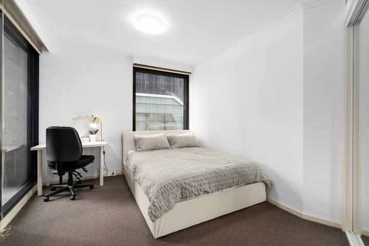 Lovely 3 Bedroom 2 Bathroom Apartment in Southbank gallery image 5