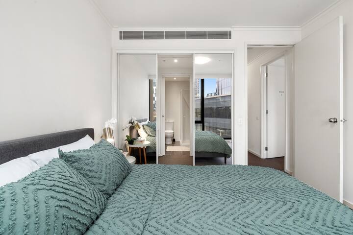 Lovely 3 Bedroom 2 Bathroom Apartment in Southbank gallery image 2