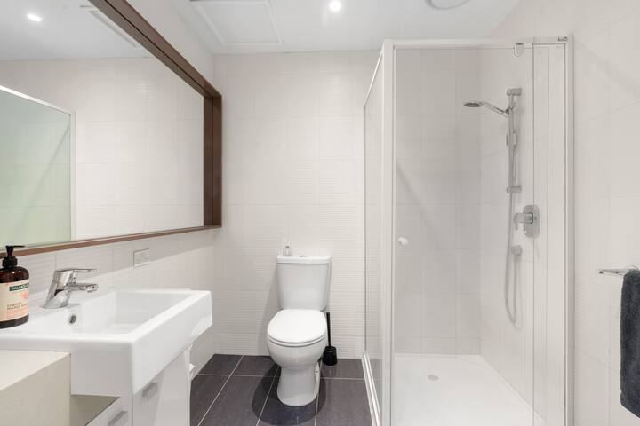 Lovely 3 Bedroom 2 Bathroom Apartment in Southbank gallery image 3