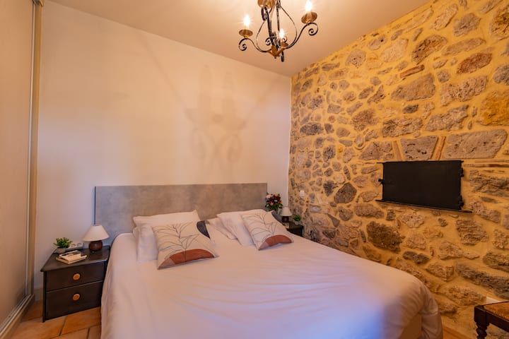 חדר שינה מס '2 עם מיטת קינג סייז (תנור הלחם הקודם שנבנה בקירות נשמר)