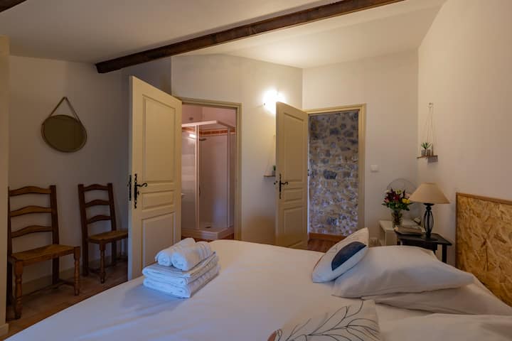 Chumba cha kulala #3 chenye kitanda cha ukubwa wa kifalme na bafu la kujitegemea lenye bafu na wcs