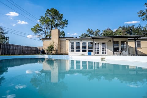 Sleeps 8: Family/ Pet Friendly/ Pool/ Ping Pong