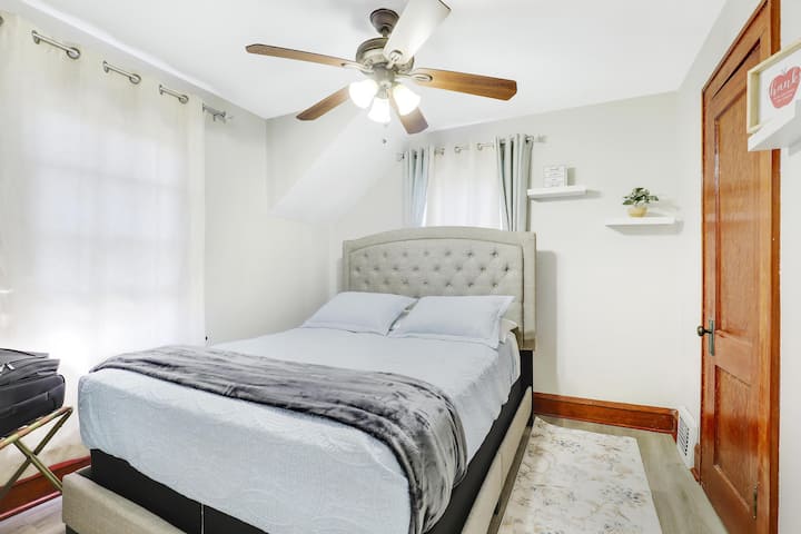 Comfort meets simplicity in this peaceful bedroom, designed for relaxation and a good night’s sleep.
