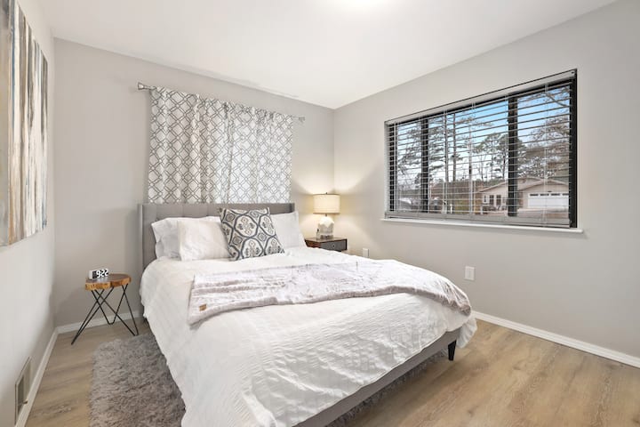 Dormitorio del piso principal con cama plegable adicional en el armario