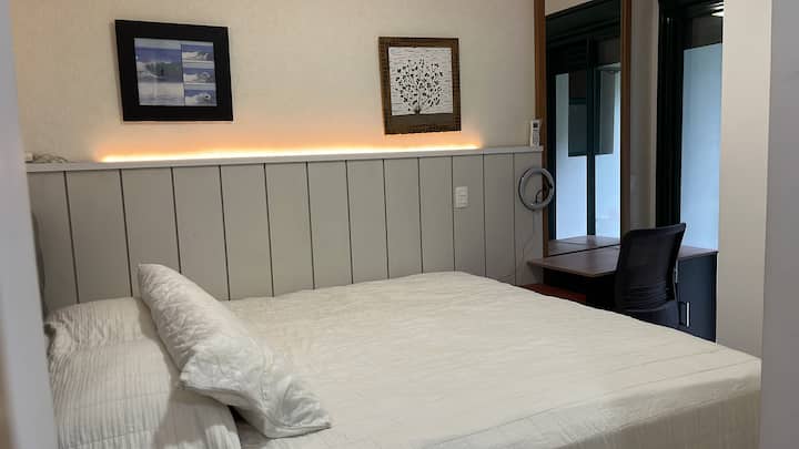 Cama tamaño king + espacio de oficina en casa