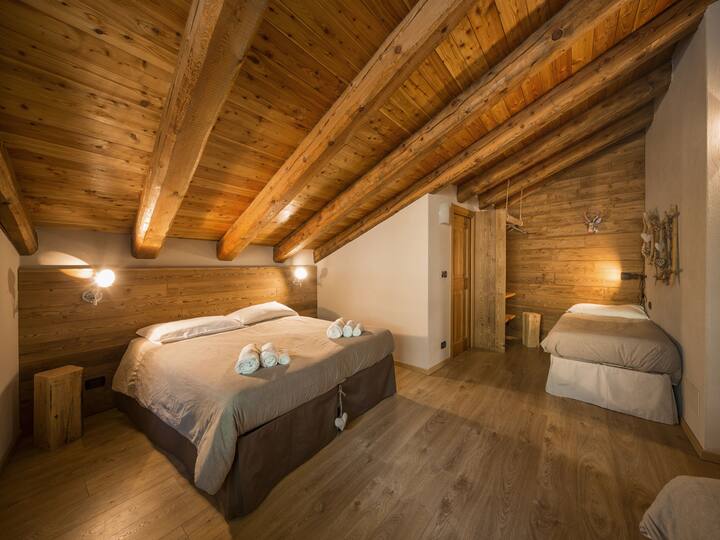 Chambre avec 4 lits simples (dont deux peuvent être réunis pour former un lit double).