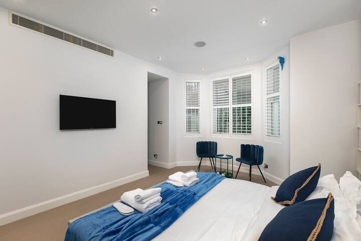 Modern and Luxury Chelsea Apt gallery image 3