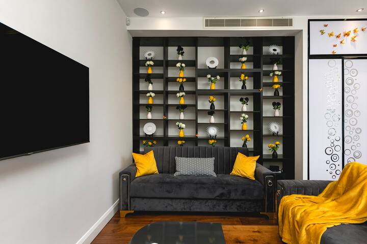 Modern and Luxury Chelsea Apt gallery image 2