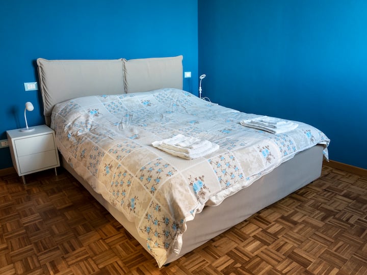 ห้องเตียงใหญ่พร้อมเตียงคู่