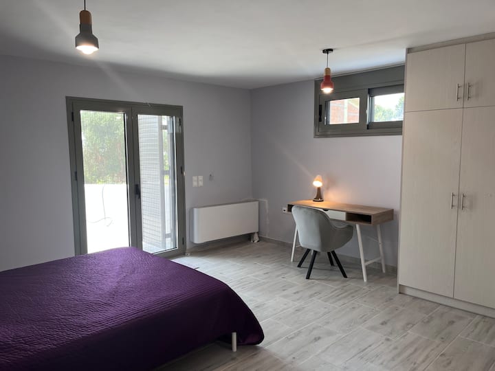 חדר שינה ראשי עם גישה לחצר