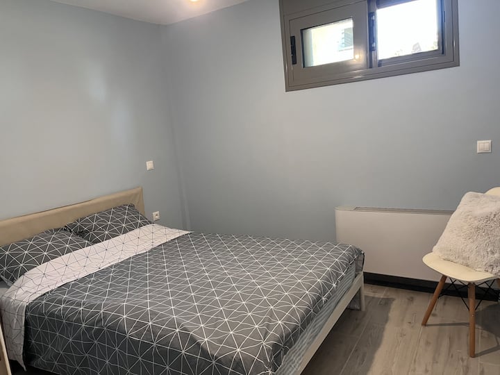 חדר אורחים 1 עם מיטה זוגית ומזרן מותאם אישית 