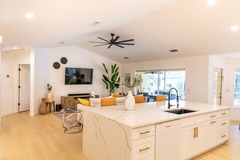 Sunny Florida Oasis with Heated Pool & Hot Tub