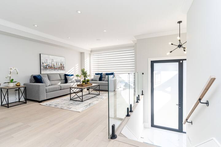 Luxury 4 bedroom house near the Lake gallery image 4