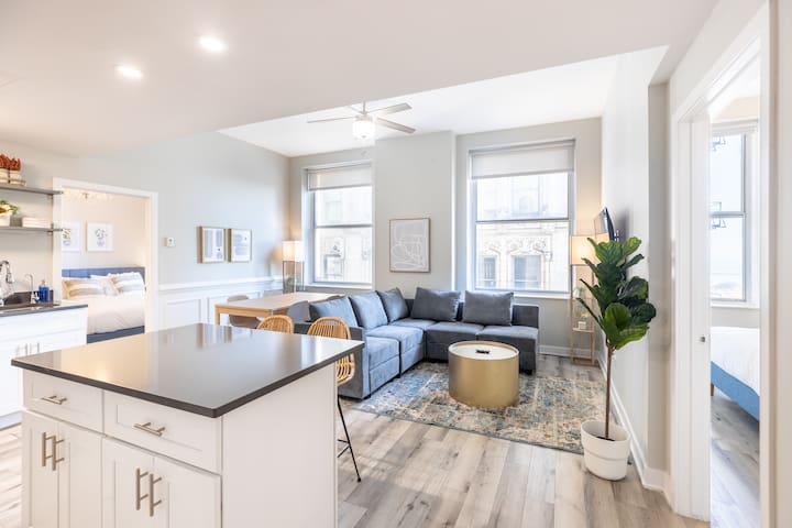 Bright 2BR-2BA steps from The Bean & Michigan Ave